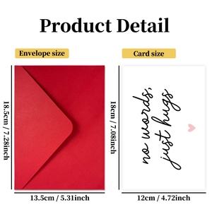 Set minimalista con busta rossa grande e biglietto con scritte a mano per messaggi caldi