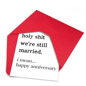 Carte d'anniversaire de mariage drôle avec enveloppe rouge et design typographique