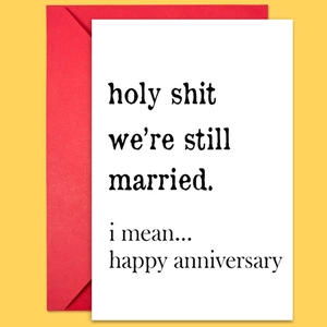 Carte d'anniversaire drôle avec enveloppe rouge sur fond jaune pour couples