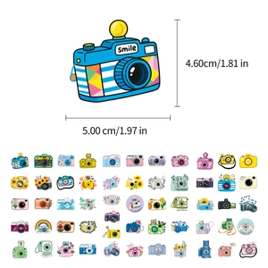 Detailansicht von 50 Kamera-Aufklebern mit Größenangabe und bunten Cartoon-Designs