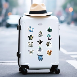 Adesivi creativi con creature mitiche su una valigia per decorazioni da viaggio