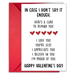 Détail d'une carte de Saint-Valentin avec texte et enveloppe rouge avec des cœurs