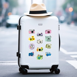 Detailansicht handgezeichneter Kamera-Sticker auf einem weißen Reisekoffer