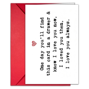 Détail d'une carte de Saint-Valentin avec cœur et enveloppe rouge avec message