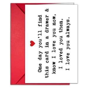 Détail d'une grande carte de Saint-Valentin blanche et enveloppe rouge avec texte dactylo