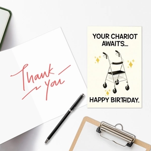 Vista macro de divertida tarjeta de cumpleaños con set de papelería elegante