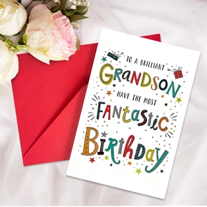 Dettaglio del biglietto d'auguri per nipote con busta rossa e sfondo floreale