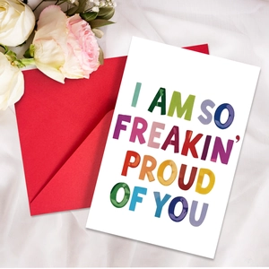 Detalle de tarjeta de felicitación con texto I AM SO FREAKIN' PROUD OF YOU y sobre