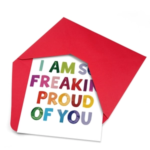Tarjeta de aliento con texto I Am So Freaking Proud Of You y sobre rojo