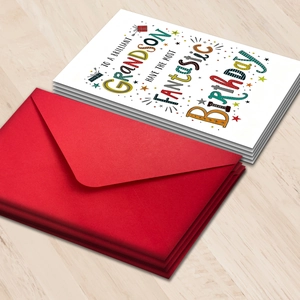 Biglietto auguri compleanno per nipote con buste rosse su sfondo legno chiaro