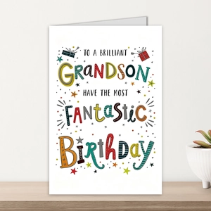 Dettaglio di un biglietto di compleanno per nipote su sfondo di scrivania in legno