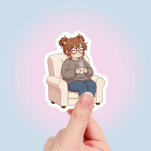 Detail van een schattige cartoon sticker van een meisje op een bank met een kopje koffie