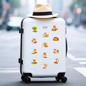 Pegatinas de zorros animados en una maleta blanca para decoración de viaje personal
