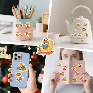 Pegatinas de zorros animados decorando fundas de móvil, portátiles y accesorios de casa