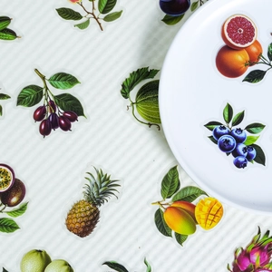 Pegatinas realistas de frutas en PET con piña y bayas sobre un plato blanco