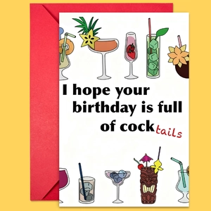 Detail van een grappige cocktail verjaardagskaart met woordspeling en rode envelop