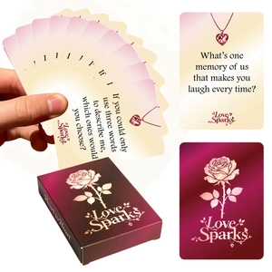 Detalle de las cartas de pareja Love Sparks con diseño de corazón y caja de regalo burdeos