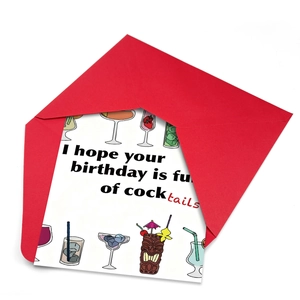 Grappige verjaardagskaart met kleurrijke cocktailillustraties en een rode enveloppe