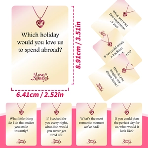 Tarjetas interactivas para parejas con collar de corazón en una caja de regalo roja