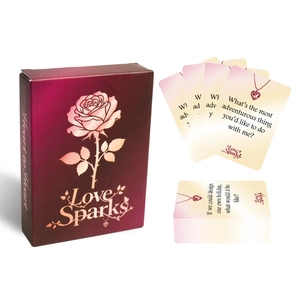 Detalle de la caja Love Sparks Heart to Heart y el mazo de cartas de conversación en inglés