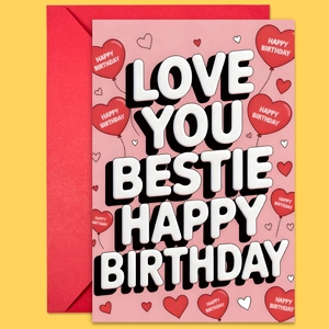 Dettaglio del biglietto d'auguri rosa per la migliore amica con busta rossa e cuori