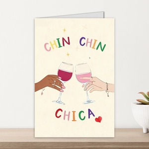 Detailansicht der Grußkarte mit Chin Chin-Illustration und goldenen Sternen auf Tisch