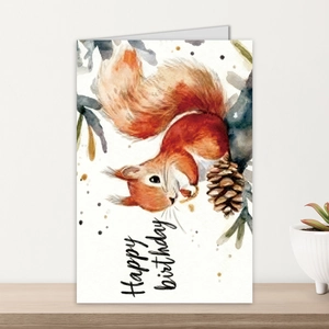 Dettaglio di un biglietto di compleanno con scoiattolo ad acquerello su un tavolo di legno