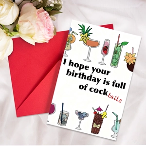 Detailopname van verjaardagskaart met cocktailillustraties en een rode envelopset