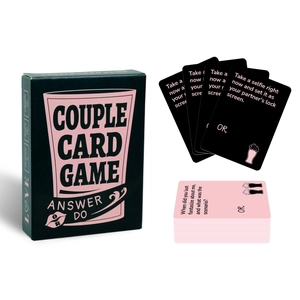 Jeu de 50 cartes pour couples avec défis et questions dans un coffret élégant