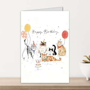 Dettaglio del biglietto di compleanno con gatti ad acquerello su tavolo in legno