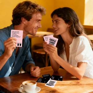 Gros plan d'un jeu de cartes romantique pour couples avec cartes roses et noires de questions