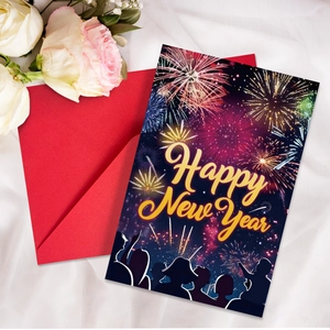 Primer plano de tarjeta de Año Nuevo con fuegos artificiales y sobre rojo a juego