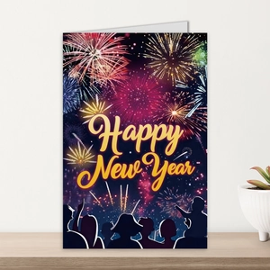 Detalle de tarjeta de Feliz Año Nuevo con fuegos artificiales en un escritorio de madera