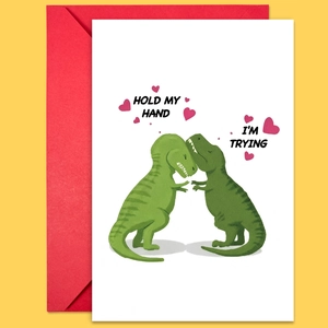 Detail van een grappige dinosaurus wenskaart met rode envelop op een gele achtergrond