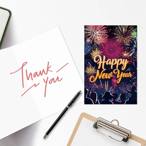 Primer plano de tarjeta de Año Nuevo con fuegos artificiales y mensaje de agradecimiento