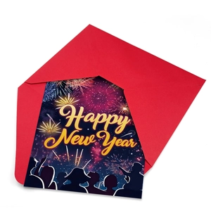 Set de tarjetas de feliz año nuevo con sobre rojo y diseño de fuegos artificiales oro