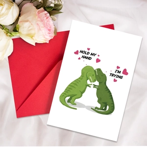 Grappige dinosaurus Valentijnskaart met 'Hold my hand' tekst en rode envelop set