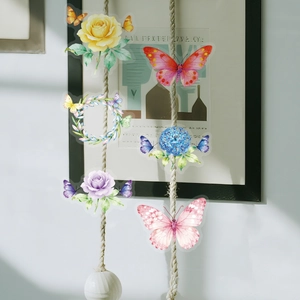 Vista dettagliata di adesivi in PET con fiori e farfalle per decorazioni casa