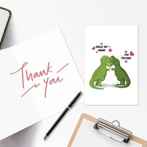 Detailopname van creatieve Valentijnskaarten met dinosauriërs en handgeschreven bedankje