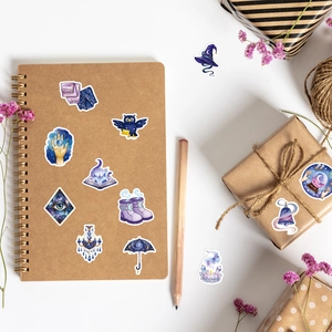 Vue à plat d'autocollants magiques mystiques avec hibou et boule de cristal sur carnet