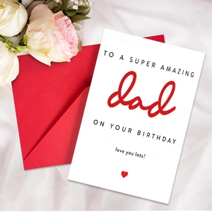 Détail d'une carte de vœux minimaliste pour papa avec lettrage rouge et enveloppe