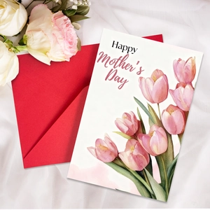 Dettaglio del biglietto per la festa della mamma con tulipani rosa e busta rossa su tessuto