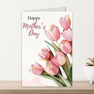 Dettaglio biglietto festa della mamma con tulipani acquerello su carta premium