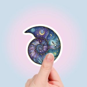 Gros plan d'un autocollant en forme de nautile avec ciel étoilé et motifs de lune