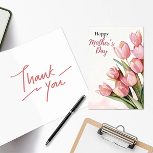 Dettaglio del biglietto per la festa della mamma con tulipani rosa e ringraziamento