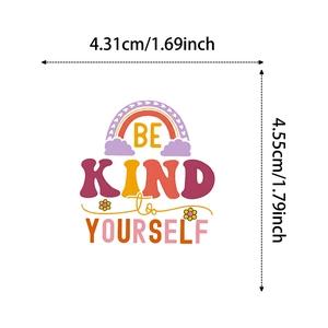 Détail de l'autocollant Be Kind to Yourself avec dimensions de 1,69 pouce de largeur
