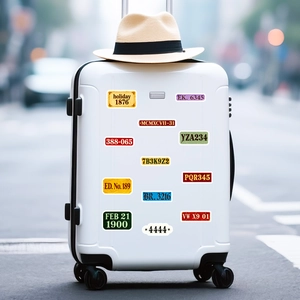 Stickers vintage style industriel sur une valise blanche dans un décor de rue