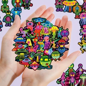 Dettaglio di adesivi neon alieni e UFO con vivaci disegni di fantascienza colorati