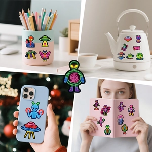 Adesivi alieni neon su notebook, borraccia e custodia del telefono per decorare