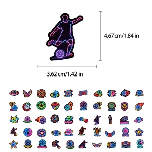 Plan détaillé des dimensions des autocollants foot néon indiquant 4,67cm sur 3,62cm